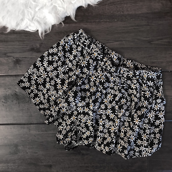 Forever 21 Pants - Forever 21 Black Daisy Print Floral Flowy Shorts